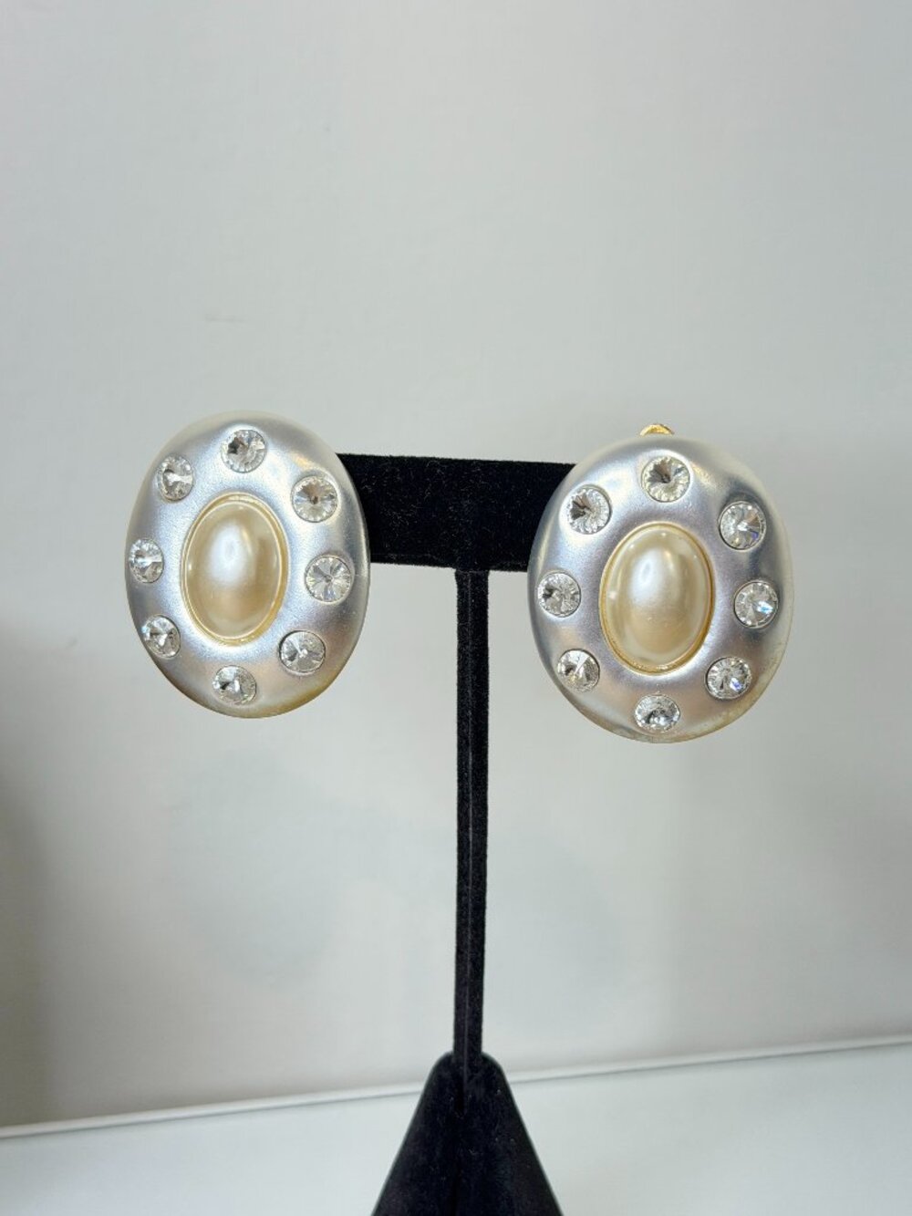 Vintage Oval Pearl Clip-On Earrings Elegant Classic Statement Jewelry